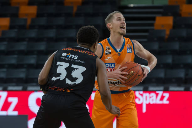 典范引领下 典范引领下